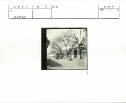 传统建筑前提篮行人.jpg