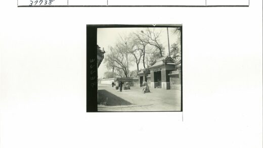 传统建筑前提篮行人.jpg