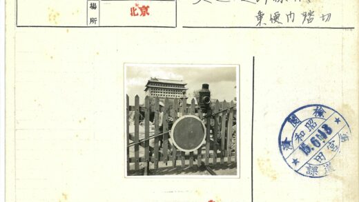 传统建筑前木栅栏与信号灯.jpg