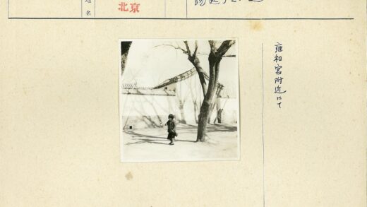 传统建筑前树下孩童.jpg