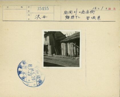 传统建筑前树下独坐.jpg
