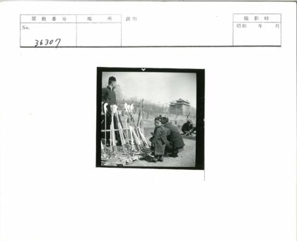 传统建筑前检查武器的市场人群.jpg