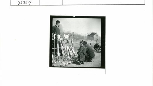 传统建筑前检查武器的市场人群.jpg