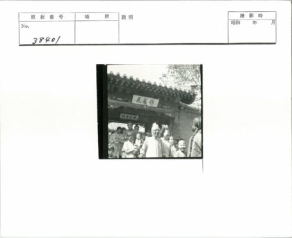 传统建筑前欢乐合影.jpg