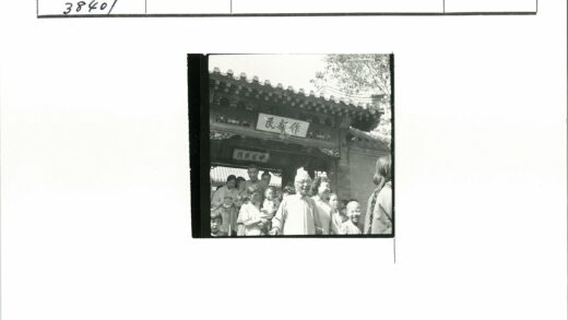 传统建筑前欢乐合影.jpg