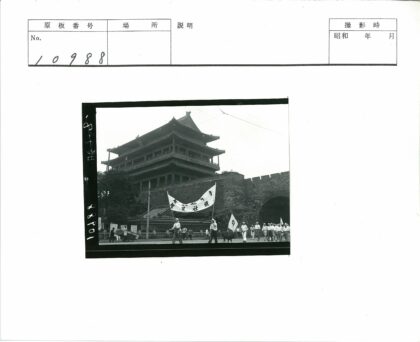 传统建筑前游行队伍与独轮车.jpg