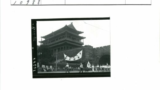 传统建筑前游行队伍与独轮车.jpg