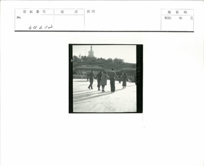 传统建筑前滑冰与山坡结构.jpg