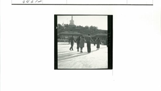 传统建筑前滑冰与山坡结构.jpg