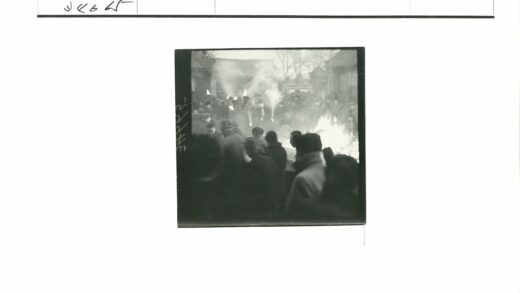 传统建筑前火把集会.jpg