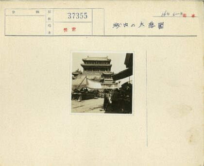 传统建筑前热闹户外市场.jpg
