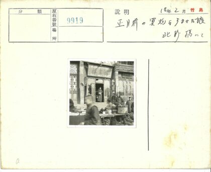 传统建筑前热闹露天市场.jpg