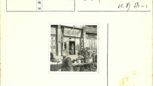 传统建筑前热闹露天市场.jpg