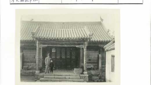传统建筑前父子合影.jpg