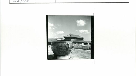 传统建筑前狮头金属大锅.jpg