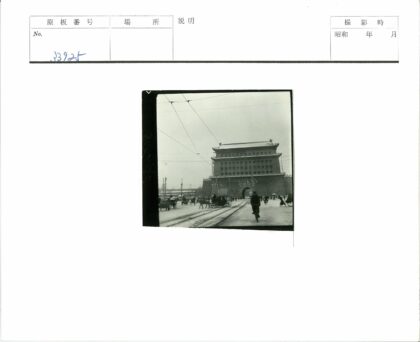 传统建筑前电车轨道行人骑车.jpg
