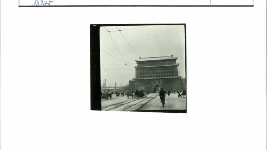 传统建筑前电车轨道行人骑车.jpg