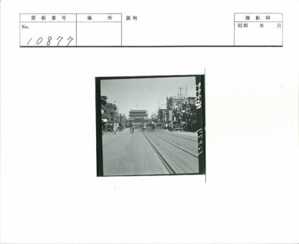 传统建筑前电车轨道街景.jpg