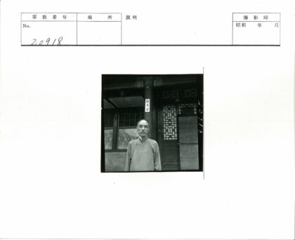 传统建筑前男子与复杂窗饰.jpg