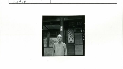 传统建筑前男子与复杂窗饰.jpg