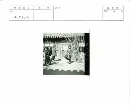 传统建筑前的一家四口.jpg