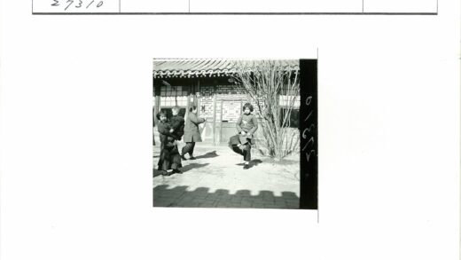 传统建筑前的一家四口.jpg