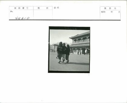 传统建筑前的三位女性行人.jpg