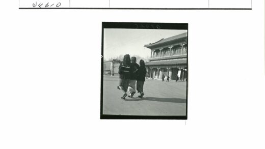 传统建筑前的三位女性行人.jpg