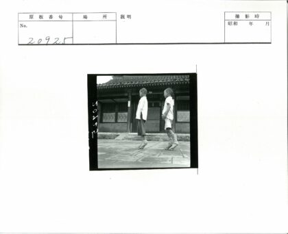 传统建筑前的两男孩.jpg