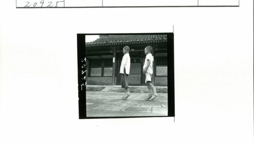 传统建筑前的两男孩.jpg