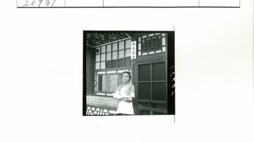 传统建筑前的中式招牌与窗户.jpg