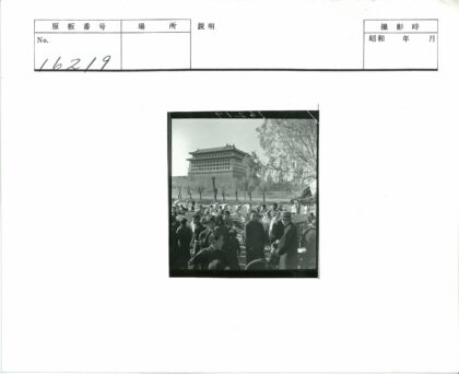 传统建筑前的人力车与人群.jpg