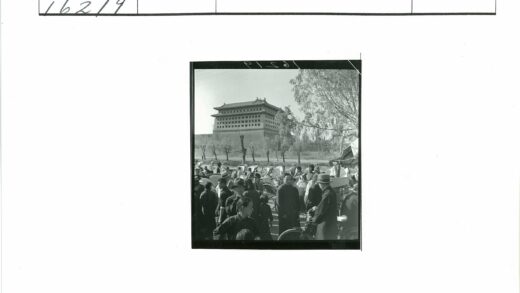 传统建筑前的人力车与人群.jpg