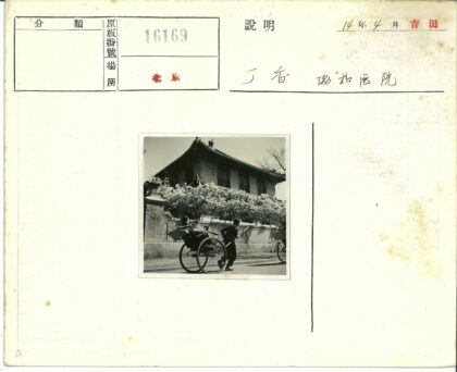 传统建筑前的人力车夫.jpg
