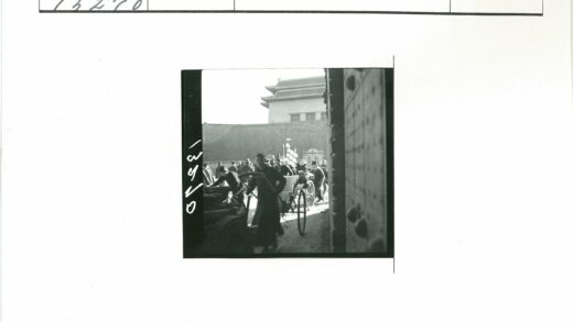 传统建筑前的人力车街景.jpg