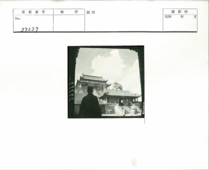 传统建筑前的人物剪影.jpg