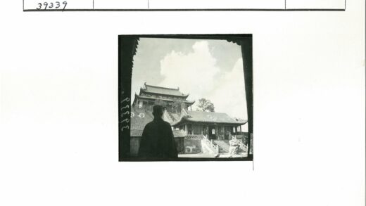 传统建筑前的人物剪影.jpg