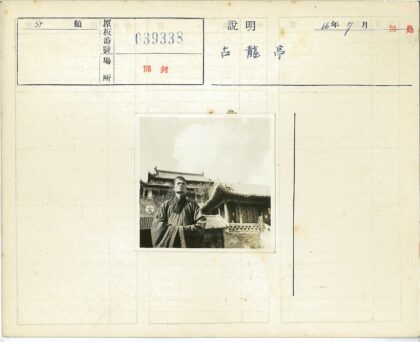 传统建筑前的人物特写.jpg