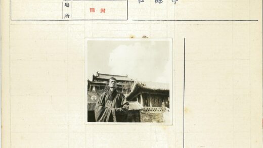 传统建筑前的人物特写.jpg