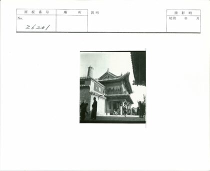 传统建筑前的人群.jpg