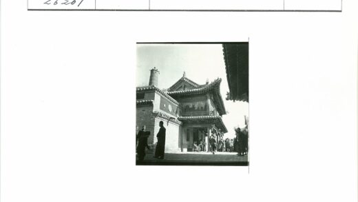 传统建筑前的人群.jpg