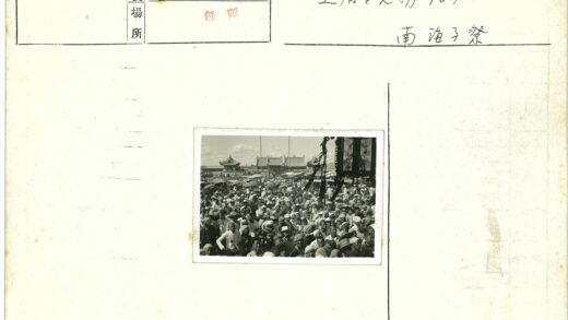 传统建筑前的人群与伞帽.jpg