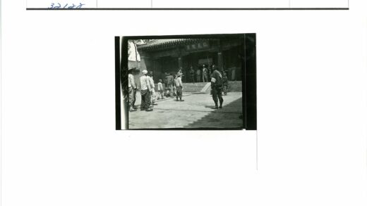 传统建筑前的人群与台阶.jpg