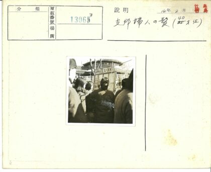 传统建筑前的人群与展示板.jpg