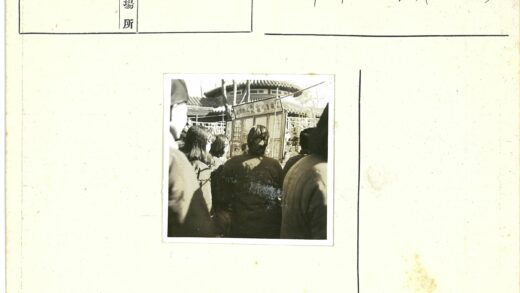 传统建筑前的人群与展示板.jpg