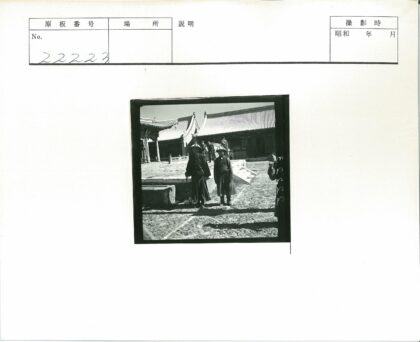 传统建筑前的人群与庭院.jpg