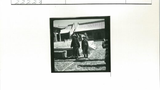 传统建筑前的人群与庭院.jpg