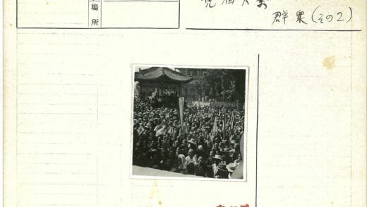 传统建筑前的人群与旗帜集会.jpg