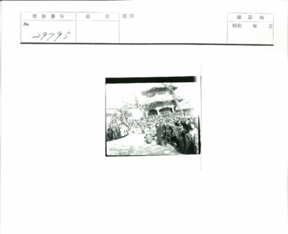 传统建筑前的人群与枯树.jpg