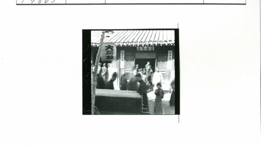 传统建筑前的人群与灯笼.jpg